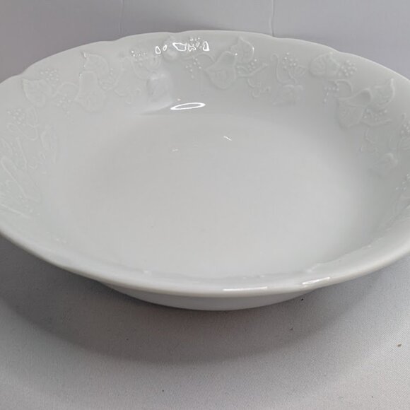 Vintage LIERRE LAUVAGE Limoges France White Embossed IVY LEAVES Pattern 9"d Bowl - Picture 2 of 5